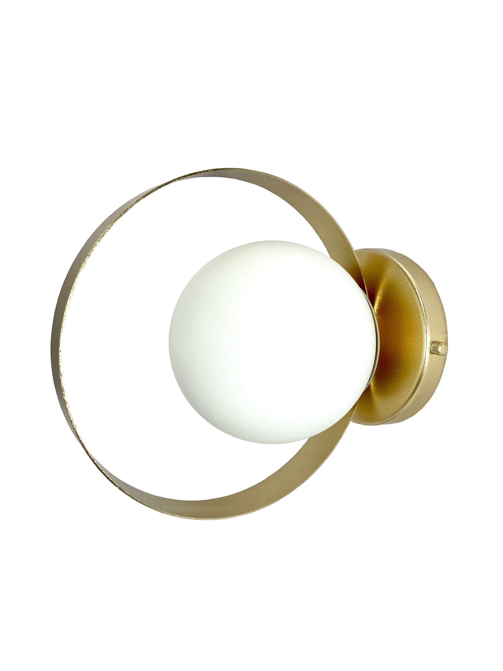 Arandela moderna com design de cinta dourada e esfera branca, ideal para cabeceira de cama e lavabos. Lustres Gênesis loja online de Lustres e Iluminação Decorativa